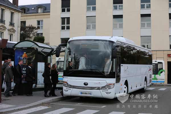 凡尔赛街头的宇通客车