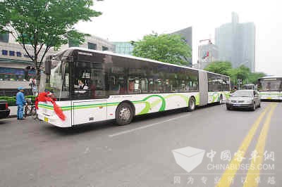 上海：松江大学城“巨龙”公交车全部退役 将被新能源公交车取代