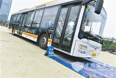  成都公交防汛演练 车辆涉水低速慢行不能换挡加速