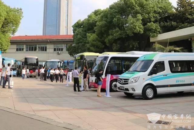 与会嘉宾参观福田欧辉样车