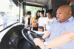 全国首条正式运营无轨电无轨电车首进校园