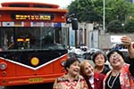 重庆：重阳节，社区空巢老人免费乘观光巴士游渝中