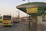 上海e乘定制公交开通3天即停运 遭小区物业阻拦入内