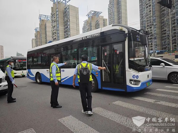 公交驾驶员 驾车行驶  安全行车 行车措施