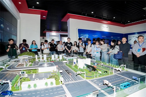 2025“央媒话厦门”采访团齐聚金龙，见证智慧交通创新成果