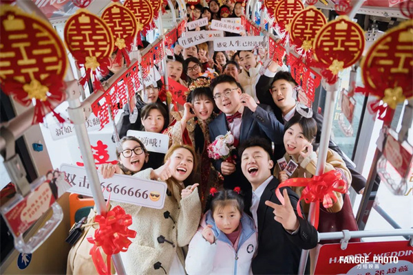 幸福启程！中车电动公交婚车“解锁”浪漫新体验