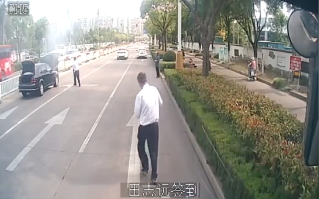 【6+1“心”服务】私家车发生自燃,“幸福摆渡人”迅速扑救