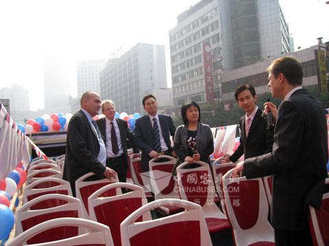 英国驻重庆总领事尉渟翰体验安凯世博大巴