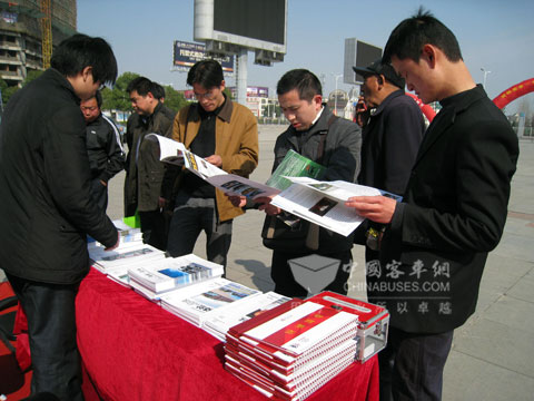 安凯展台前引来众多观众