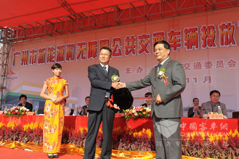 宇通公司代表向客运公司提交钥匙