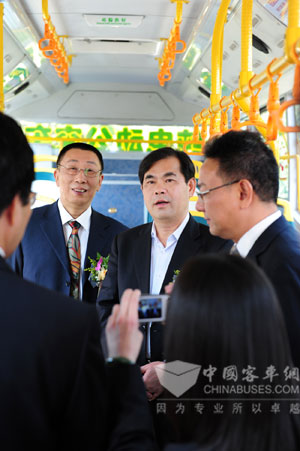 领导在听取车内介绍