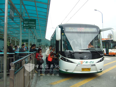 107路站点陆续上宇通无轨电车的乘客