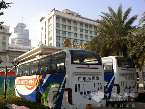 在校长论坛主会场东方宾馆的海格客车