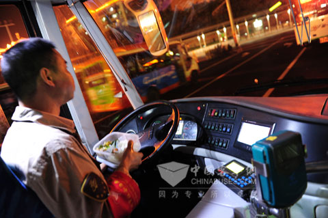 为亚运服务，为市民服务，司机师傅匆忙地在 车上吃一口饭