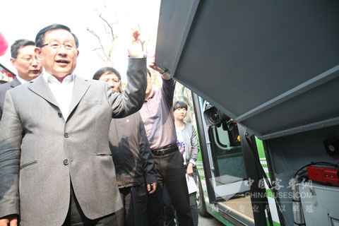 万钢部长认真询问安凯纯电动公交车运营情况