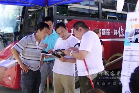 “一汽客车 为你而行”松花江畔受追捧