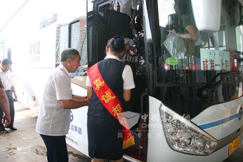 代卧客车乘务员协助老人上车