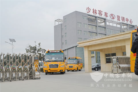 少林牌专用校车缓缓驶出营销中心大门,服务荥阳
