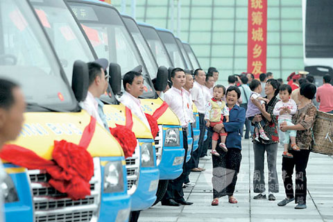 重庆首批农村公交开通时的情景