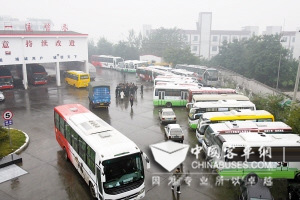 修理厂内停满待修的新客车