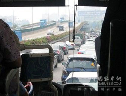 大巴沿途不断接客，出发后一个半小时仍在广州城内