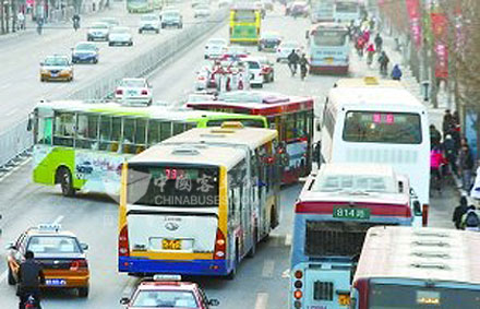 进出站的公交车并线行驶造成北向南方向交通拥堵