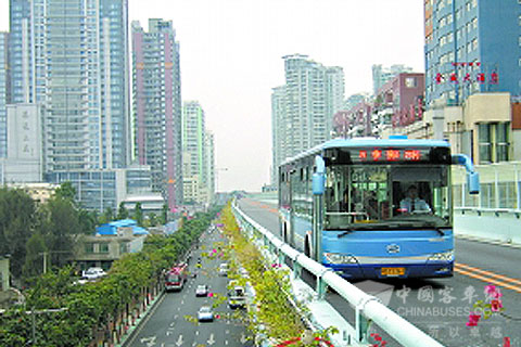 厦门高架上跑BRT公交，地面上则是普通公交