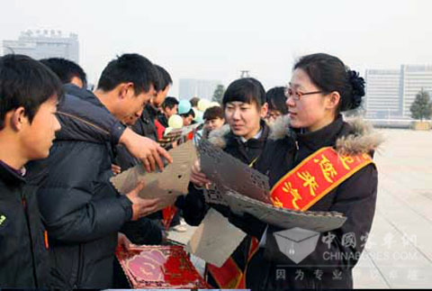 为农民工朋友送节日纪念品