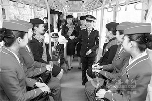 郑开城际公交乘客享“铁陆空”服务