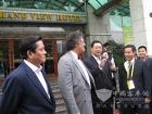 世界能源理事会2010年蒙特利尔世界能源大会执行主席斯蒂芬·波特兰与王江安董事长亲切交谈 世界能源理事会2010年蒙特利尔世界能源大会执行主席斯蒂芬·波特兰与王江安董事长亲切交谈