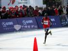 肯尼亚选手凯伯科里尔以2小时8分07秒成绩夺冠,图为冲刺瞬间 肯尼亚选手凯伯科里尔以2小时8分07秒成绩夺冠,图为冲刺瞬间