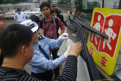 长沙：未贴新版校车专用标志的车不能上路