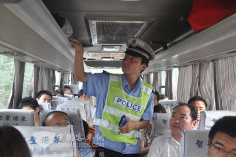 蒙阴交警检查营运客车安全