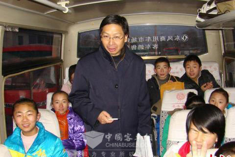 校车新模式：酒泉客车前窗挂起“校车”标识