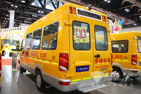 南京依维柯宝迪A42小学生专业校车