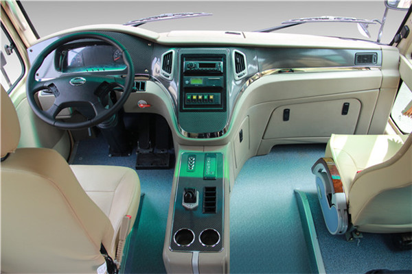 南京金龙NJL6806BEV2客车（纯电动24-31座）